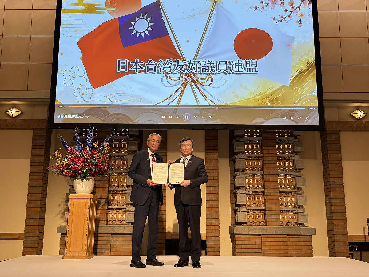 53年歷史的日本國會最大跨黨派友台團體「日華議員懇談會」（日華懇）更名為「日本台灣友好議員聯盟」（簡稱日台友好議連）。右為駐日代表李逸洋，左為會長古屋圭司。 圖：駐日代表處提供