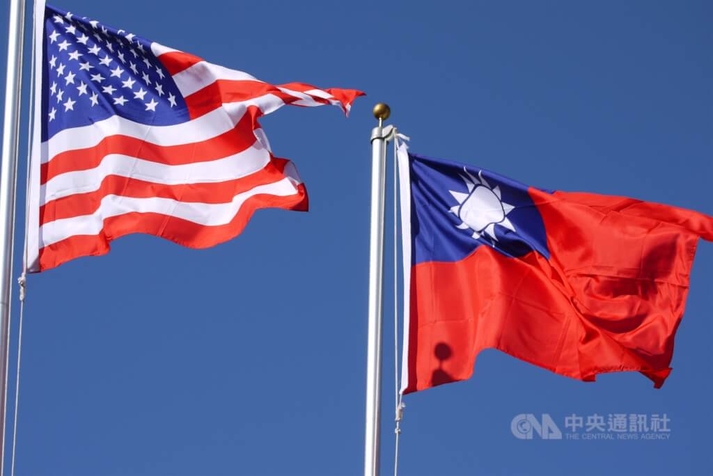美國聯邦參議院軍委會11日通過2027財政年度國防授權法案，內容包括授權戰爭部為台灣建立戰爭儲備存量計畫。圖為中華民國和美國國旗。（中央社檔案照片） 圖：中央社提供