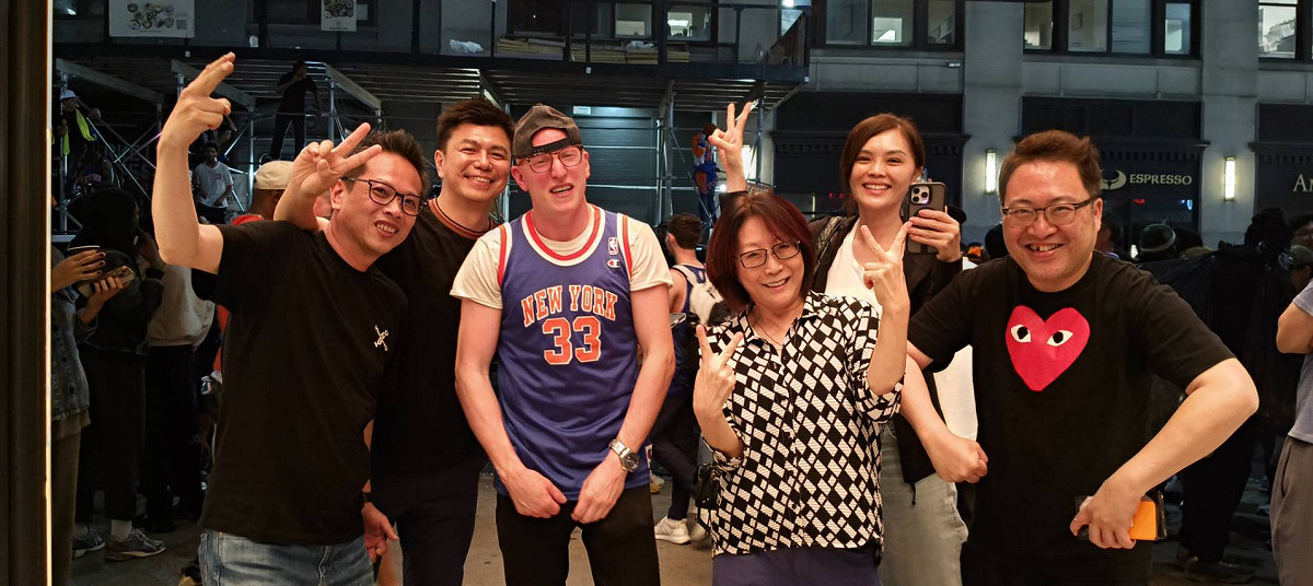 康裕成(前排右二)、議員與NBA紐約尼克隊球員合影。 圖：高雄市議會/提供