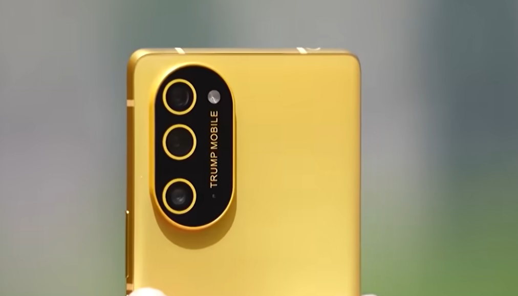 主打美國製造的T1 Phone遭拆解，被指像HTC U24 Pro換殼版。 圖：翻攝自NBC NEWS　YT頻道