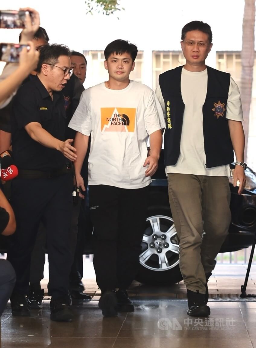 演員江祖平指遭性侵，台北地檢署去年9月指揮搜索，並約談三立電視資深副總經理龔美富的兒子龔益霆（中）到案說明。（中央社檔案照片）
