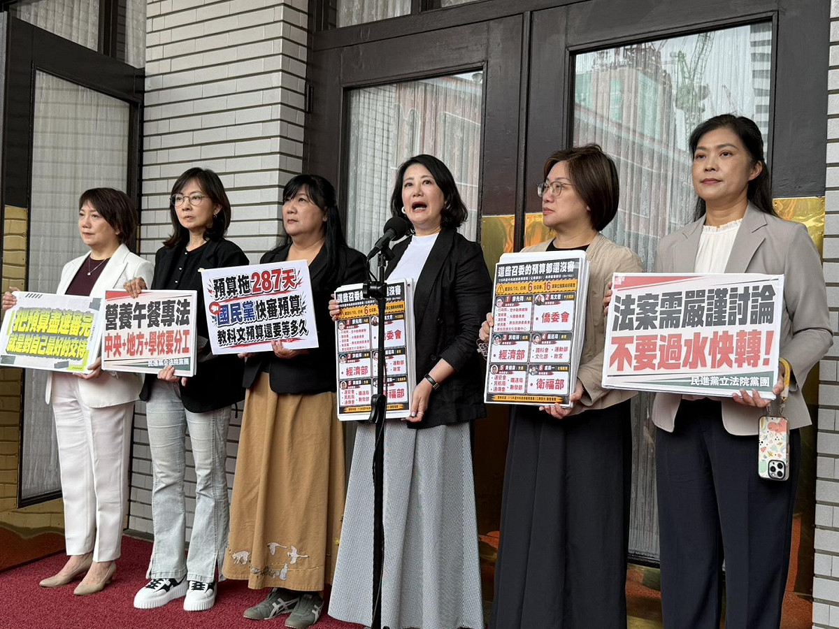 民進黨教育文化委員會立委一字排開怒斥羅廷瑋，發言者為吳思瑤立委 圖：金大鈞/攝