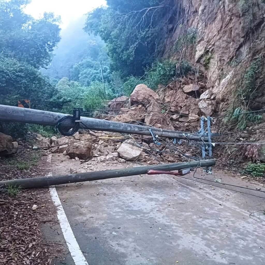 苗栗縣大湖鄉苗61線通往香林路段，12日發生山崩土石滑落，導致雙向道路中斷無法通行，更壓垮路旁的水泥電桿。（民眾提供）中央社記者管瑞平傳真　115年6月12日