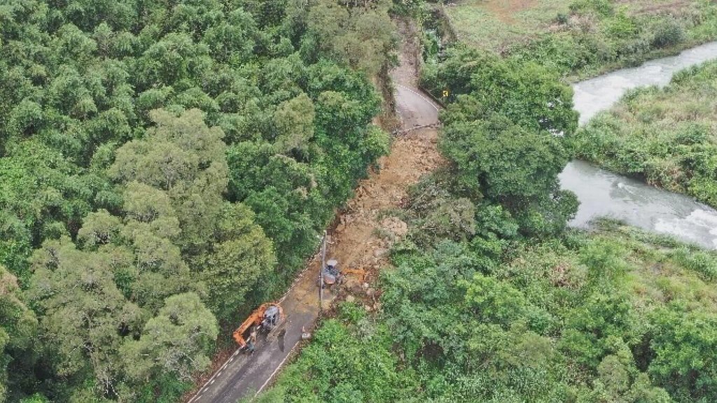 苗栗縣大湖鄉苗61線12日發生山崩土石滑落，大量土石從山壁上滑落，面積約長15公尺、高約3公尺，其中包含重達數噸的巨石，嚴重阻礙苗61線雙向交通。（民眾提供）中央社記者管瑞平傳真　115年6月12日