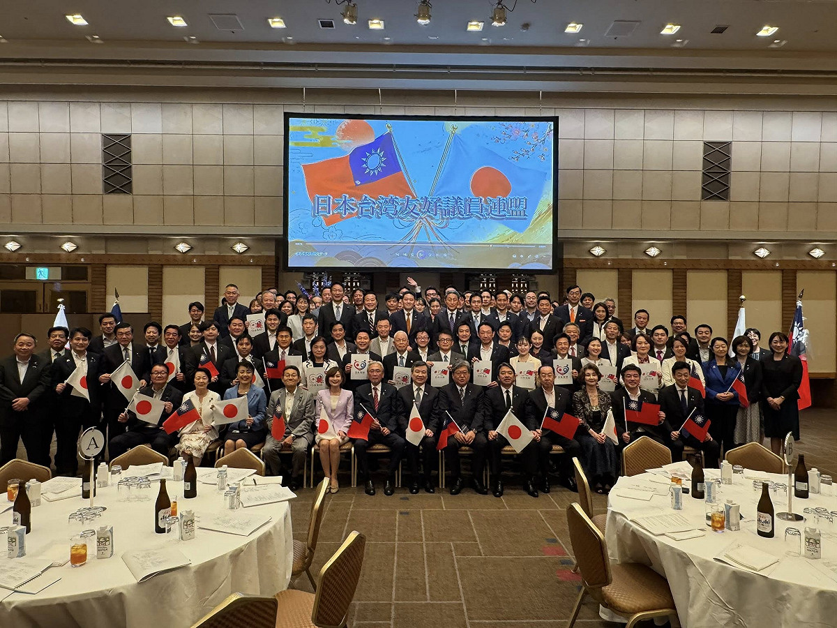 日本國會最大跨黨派友台團體「日華議員懇談會」（日華懇）成立53年後，於今天（11日）舉行年度總會，正式更名為「日本台灣友好議員聯盟」（簡稱日台友好議連）。此歷史性更名象徵日本國會議員對台關係從「華」轉向「台」，進一步凸顯深化與台灣交流的立場。 圖：駐日代表處提供