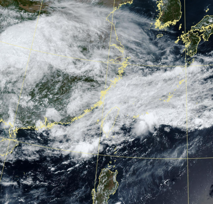 今日梅雨鋒面由巴士海峽逐漸北移至台灣附近，西半部地區及東半部山區有短暫陣雨或局部雷雨，並有局部大雨發生的機率。 圖：取自氣象署