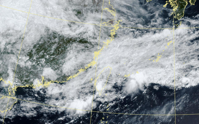 梅雨鋒面北移前先炸雨！雙低壓環流夾擊台灣 中南部慎防午後暴雨