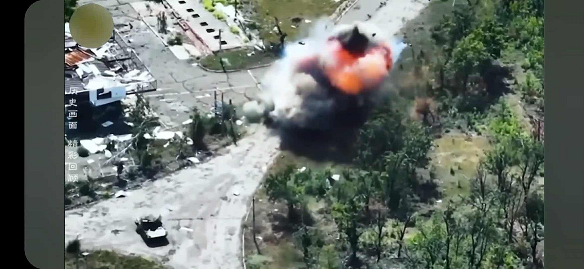 烏軍 FPV 自殺式無人機與火砲協同作戰。俄軍前兩輛車輛順利通過初段路段，但第三輛裝甲車隨即遭無人機鎖定並引爆，車內步兵迅速棄車分散隱蔽。 圖:翻攝自影片