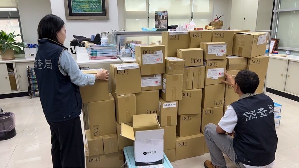 高雄某公司未具代理商資格，但其嚴姓負責人卻將過期化粧品重新貼標，並委託製造仿冒原廠產品賣給醫療院所；雄檢聲押嚴男，法院裁定新台幣80萬元交保。（高雄地檢署提供）中央社記者洪學廣傳真　115年6月12日