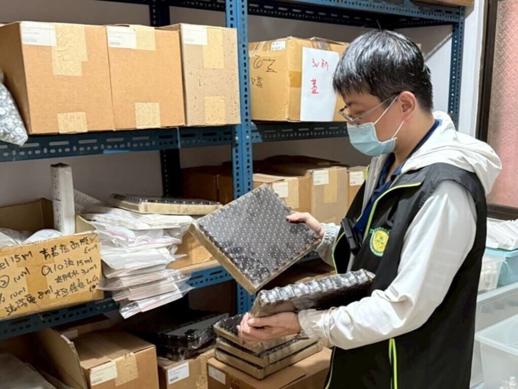 高雄市衛生局查獲化妝品業者私自製造大批來源不明果酸類化妝品，並疑似販售至多處醫療院所，業者遭移送法辦。 圖：高雄市衛生局／提供
