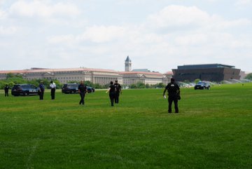 目前現場的調查工作由美國公園警察負責，預計在釐清嫌犯身分後與特勤局、 FBI 等單位合作，共同抓捕嫌疑人。 圖：翻攝自 @PenguinSix X 帳號