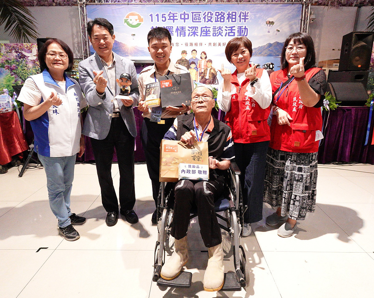 南投縣李良珠秘書長(左1)、民政處林琦瑜處長(右2)、役政司沈哲芳司長(左2)感謝替代役役男徐健皓 (左3)對陳姓袍澤的付出。 圖：內政部提供