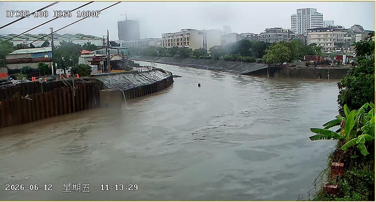 高雄市區今日也迎來降雨高峰，仁武區最大時雨量達 27.5 毫米，曹公新圳水位一度漲至10.66公尺，所幸尚未達警戒水位，整體排水運作正常。 圖：高雄市水利局／提供