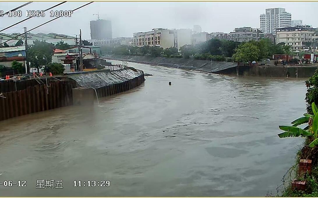 梅雨狂炸！屏東里港日雨量破200毫米 高雄曹公新圳水位破10公尺