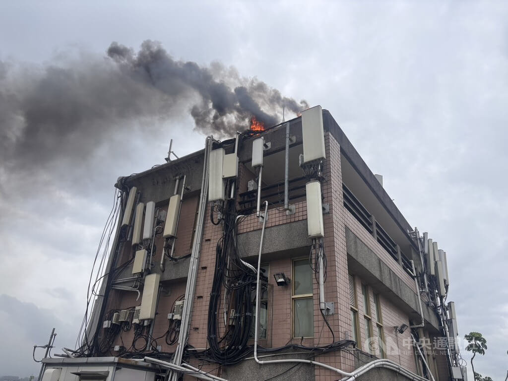 台中大樓頂樓火警 基地台輸電線路起火幸無人傷
