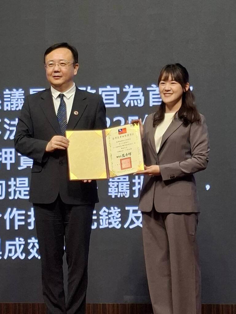 橋檢周子淳偵辦「雨刷」跨境洗錢案 獲頒打詐有功