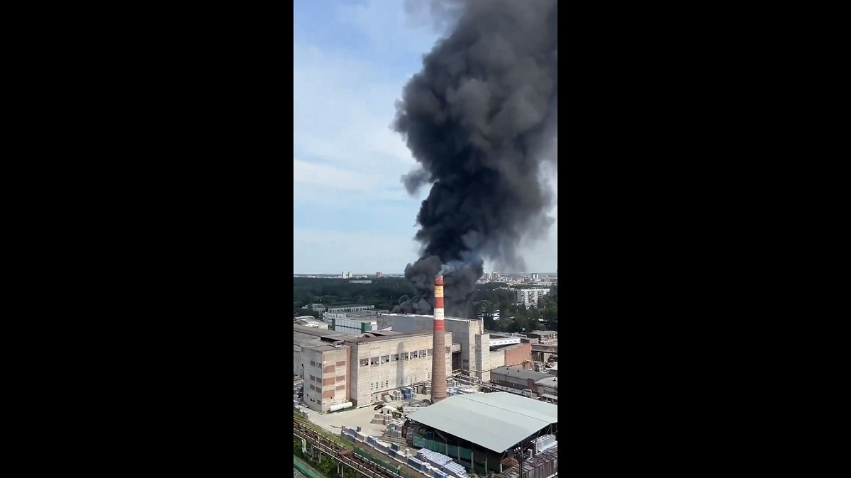位於新西伯利亞市的埃克蘭光學系統公司工廠也突然發生火災，網友推測可能與烏克蘭的打擊行動有關。 圖：擷取自 @NOELreports X 分享影片