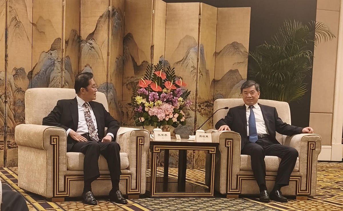 中國國民黨副主席張榮恭（左）12日中午在福建會見福建省委書記周祖翼。 圖：國民黨提供