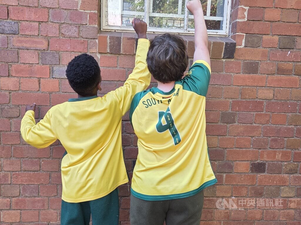 11日世界盃足球賽開幕戰，南非全國多所中小學數週前便通知家長，記得讓孩子們穿南非隊球衣、或任何黃色或綠色衣物到學校，一起支持南非隊。中央社記者李依璇約翰尼斯堡攝　115年6月12日