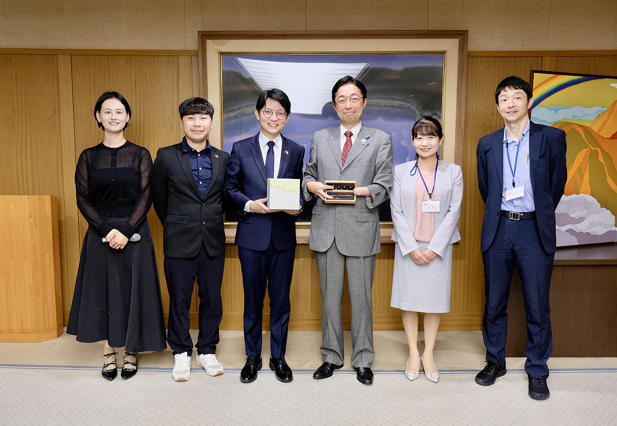 林楷軒(左三)親率代表團首度出訪日本熊本拜會木村敬(右三)。 圖：高雄市青年局/提供