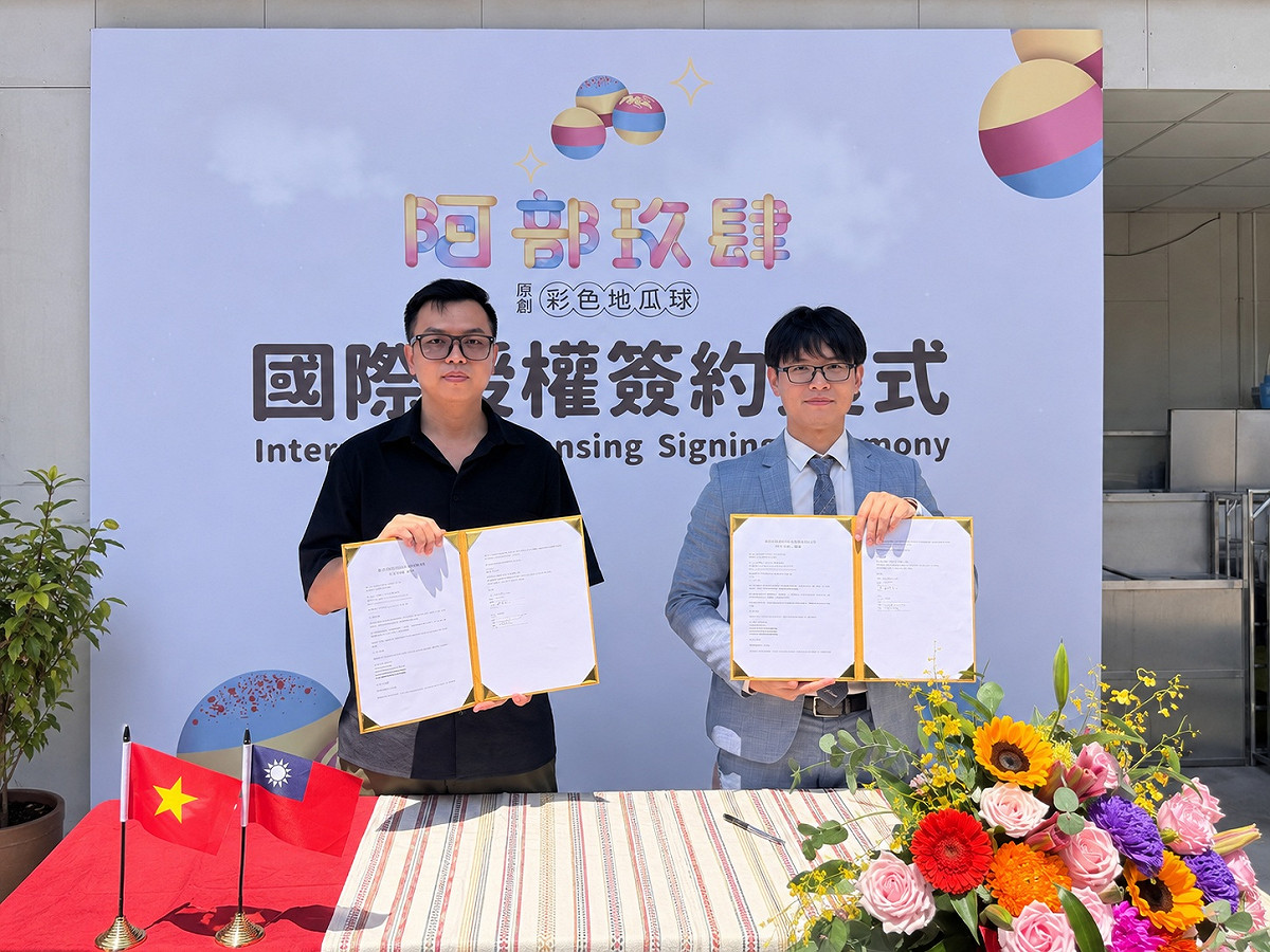 阿部玖肆創辦人李丞然(右)與越南合作方代表呂瑞騏(左)完成越南市場授權簽約。 圖：阿部玖肆彩色地瓜球/提供