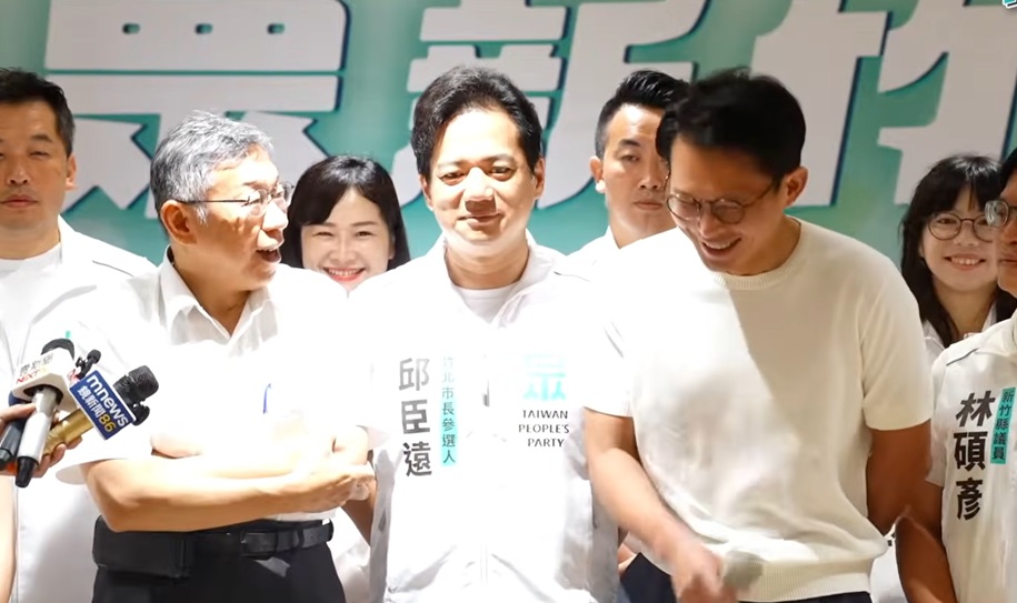 民眾黨主席黃國昌與前主席柯文哲一同受訪。 圖：擷取自民眾之聲Youtube頻道