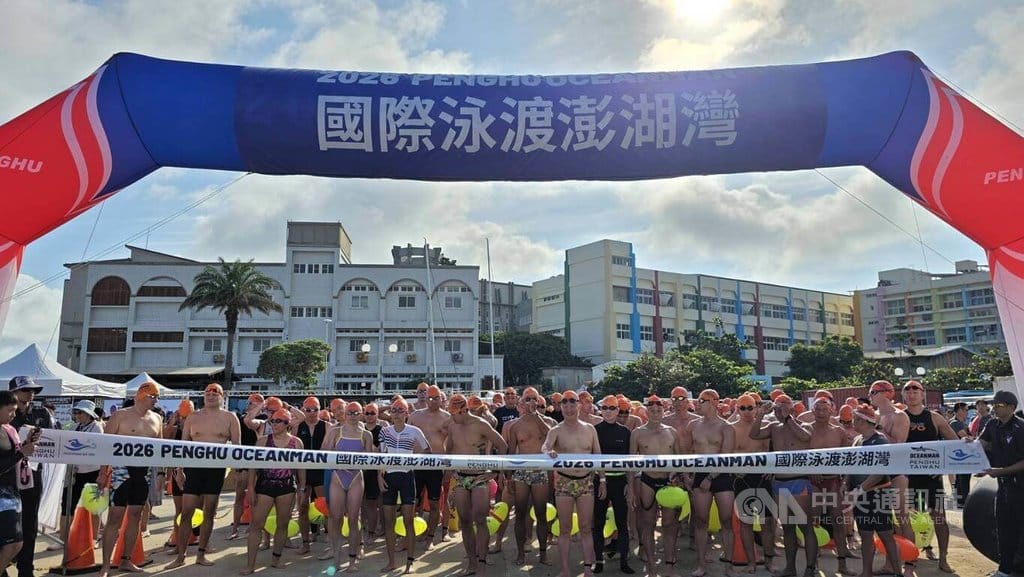 國際泳渡澎湖灣 1100多名國內外選手下水挑戰