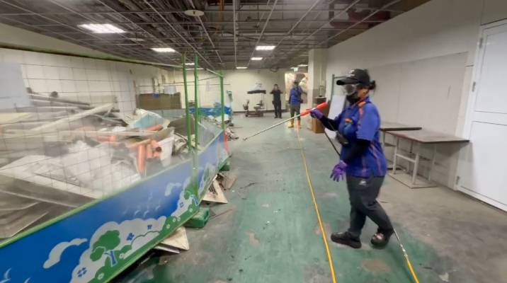 防疫人員針對民生醫院周邊及地下室進行化學防治與噴藥。 圖：高雄市衛生局／提供