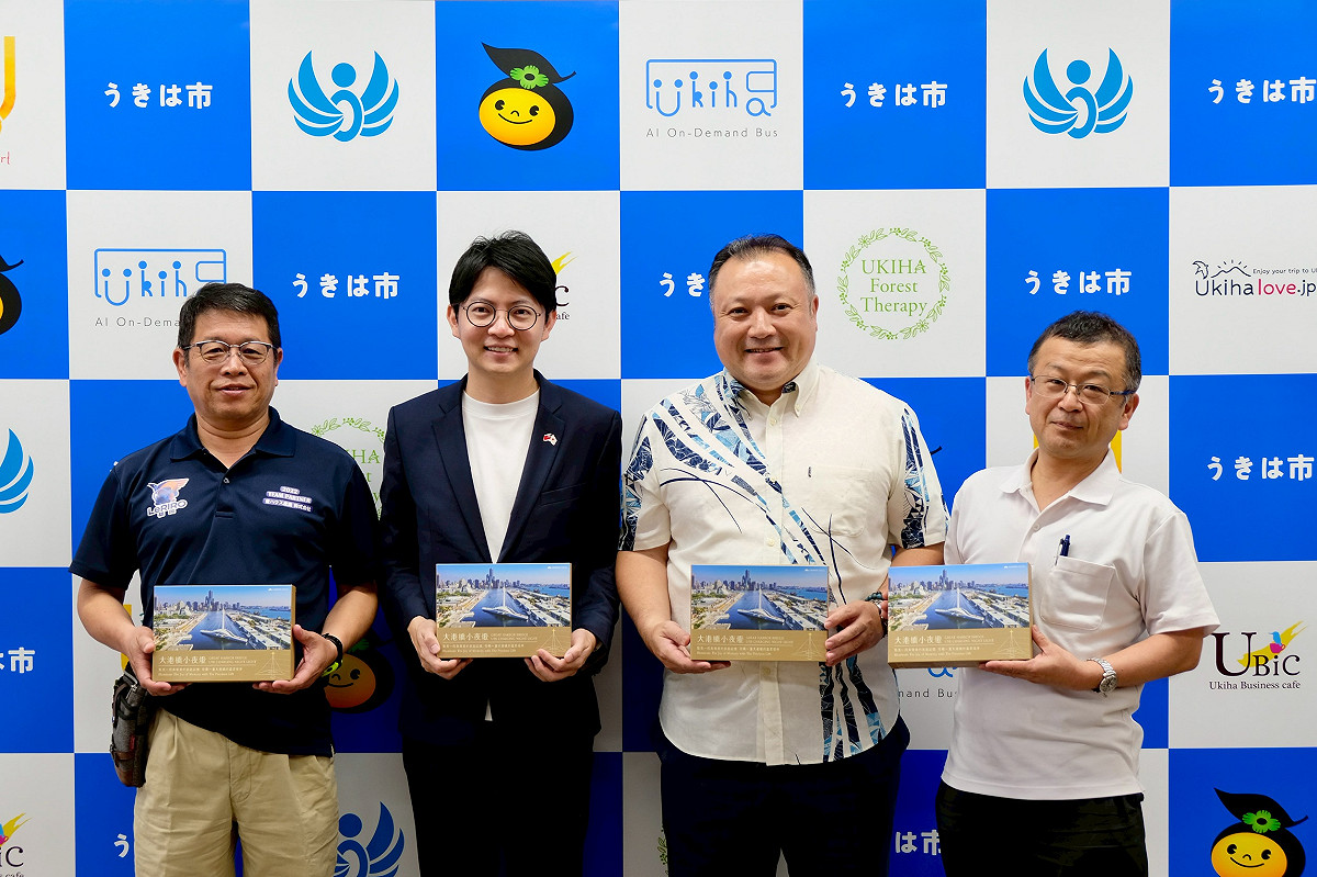 林楷軒(左二)致贈大港橋地景予權藤英樹(右二)、堤豊仁(左一)與久次辰巳(右一)，象徵兩地交流情誼持續深化。 圖：高雄市青年局/提供
