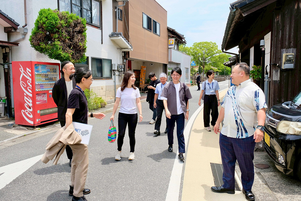 權藤英樹(右一)全程陪同親自導覽深具文化底蘊的「筑後吉井白璧散步街區」。 圖：高雄市青年局/提供