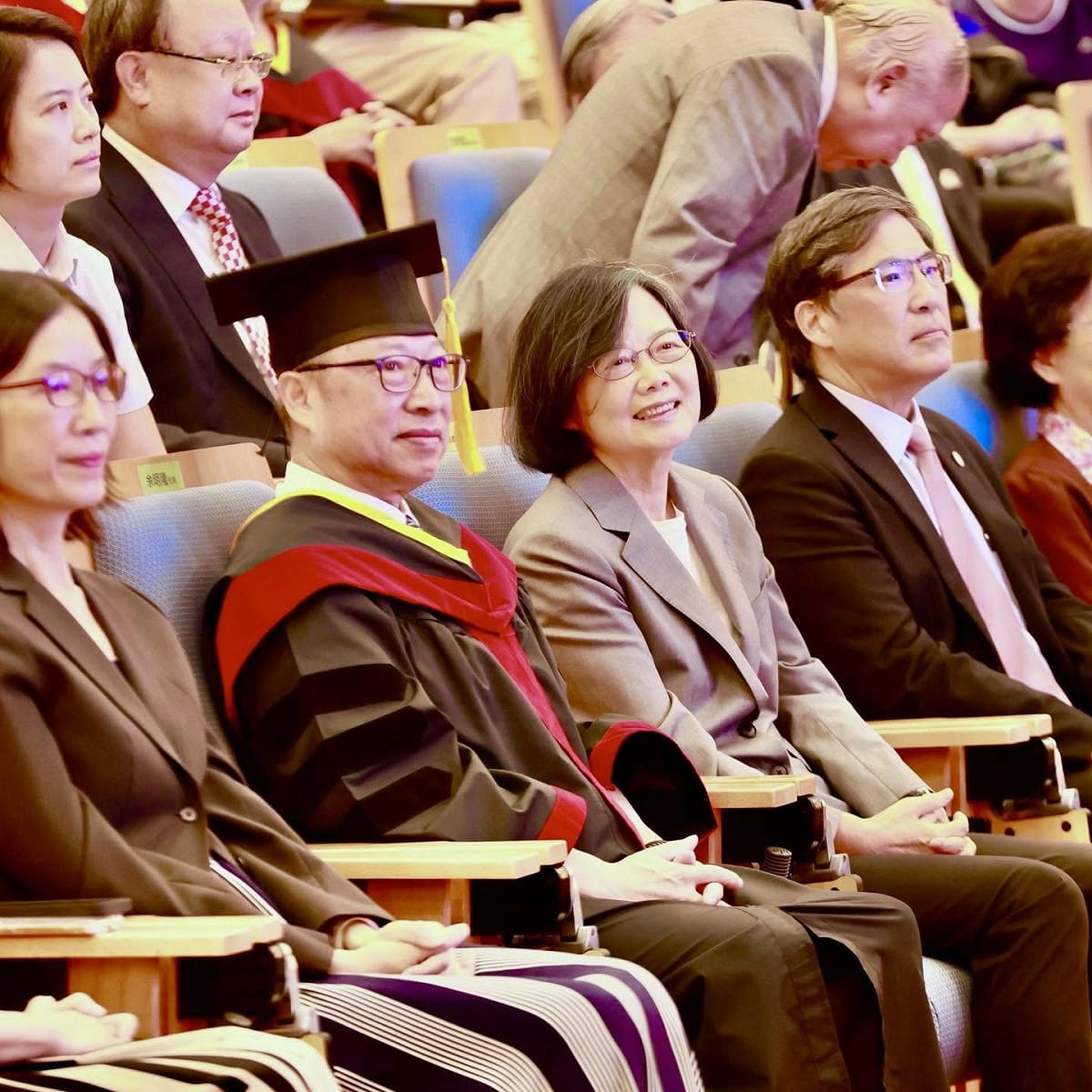 前總統蔡英文出席高雄醫學大學畢業典禮。 圖：翻攝自 蔡英文 臉書
