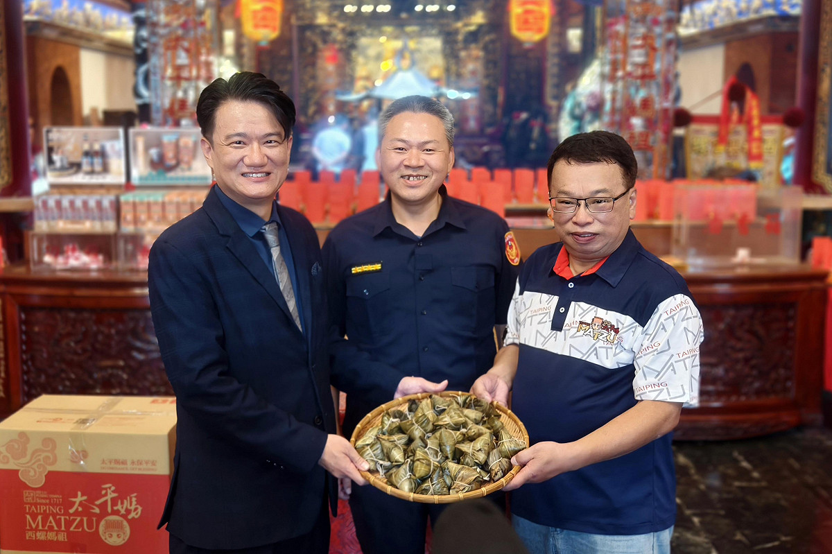 台中福華攜手百年福興宮端午送暖物資捐贈，左起西螺福興宮董事長楊文鍾、西螺分局長吳誌權、台中福華飯店副總經理鄭鴻儒。 圖：台中福華飯店/提供