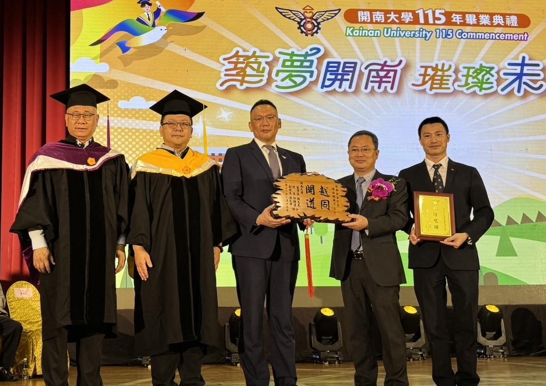 開南大學顏志光董事長(中)、郭鐘達校長(左2)、董事會主任秘書陳文甲(右1)、越南駐台代表潘喬鍾大使(右2)、主任助理阮文南(右1)。 圖：開南大學／提供