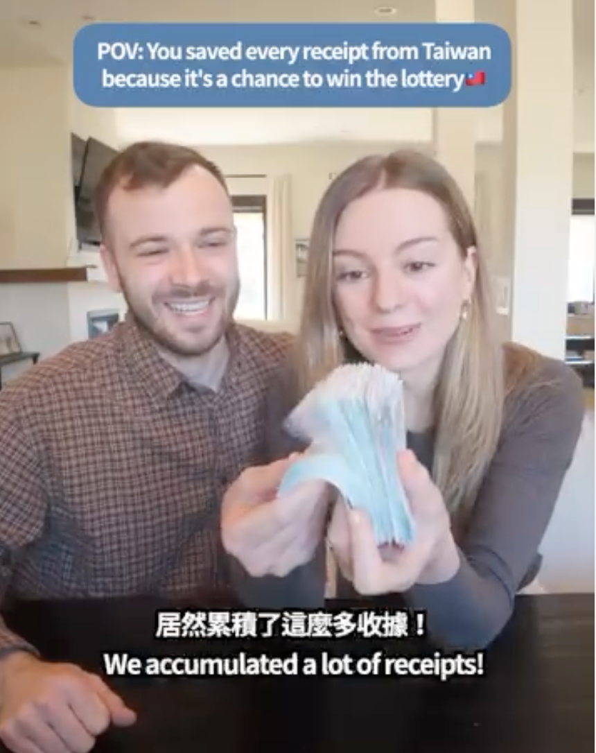 近日莫彩曦夫妻倆在社群平台發布影片，挑戰對獎 2025 年 11、12 月統一發票，沒想到桌上堆滿的 336 張發票最終全數槓龜，其中一張更僅差一個號碼就能中獎，讓兩人當場崩潰哀號。 圖：翻攝自 Hailey 莫彩曦 instagram