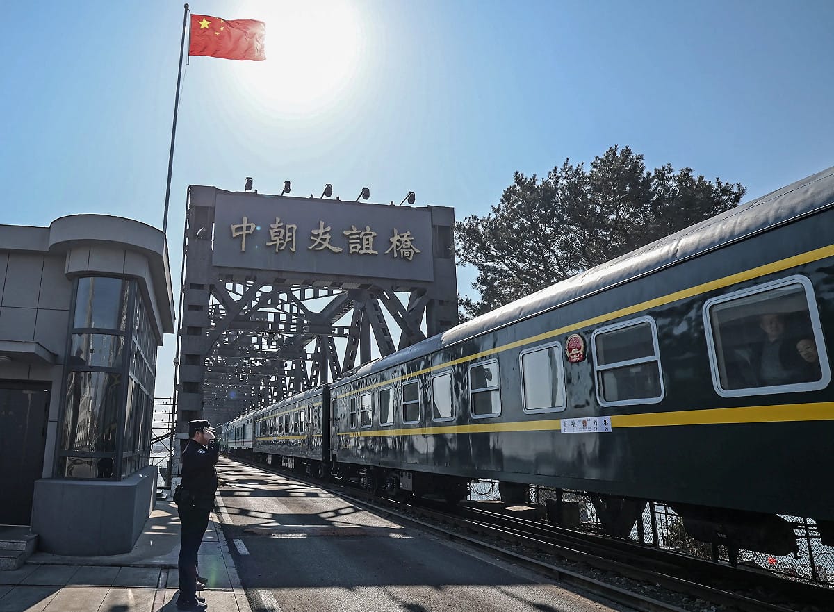 習近平在會談中提到兩國應以邊境口岸全面復通、恢復民航與國際客運列車為契機，實現「雙向奔赴」。 圖：翻攝自新華社