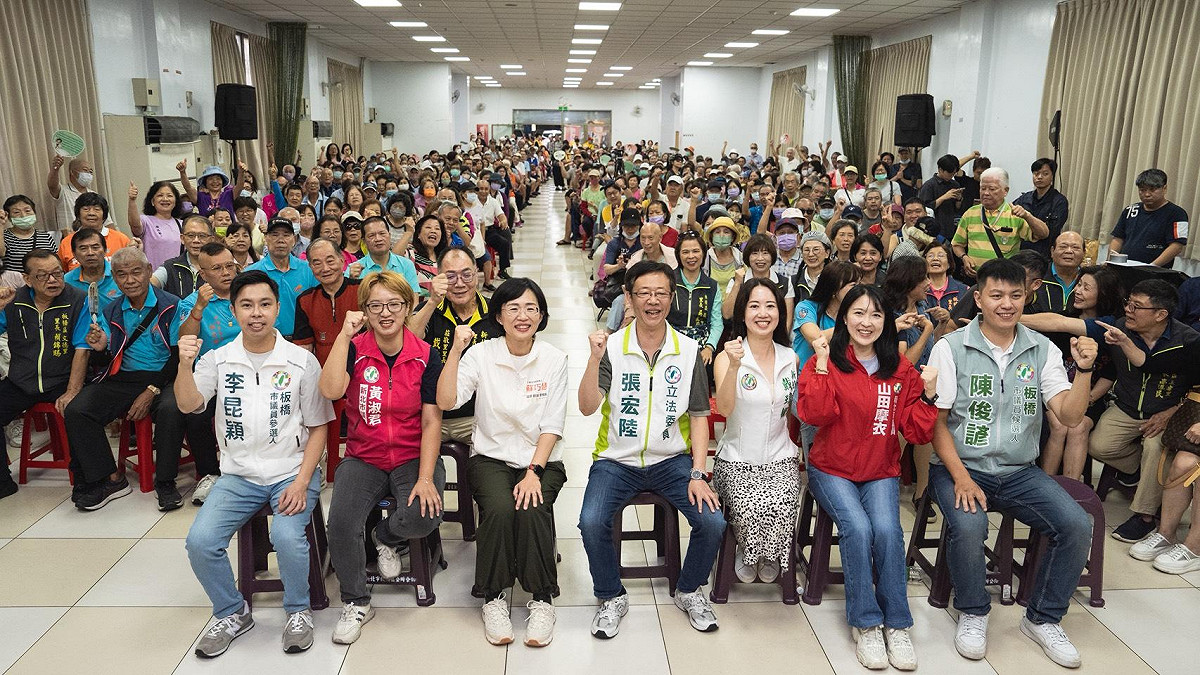 新北市市長候選人、立法委員蘇巧慧今（13）日與立法委員張宏陸共同舉辦「板橋座談會」，和新北市議員戴瑋姍、黃淑君、山田摩衣，議員候選人陳俊諺、李昆穎一起向市民報告過去的政績及未來的願景，議員候選人吳奕萱也現身主持這場座談會。 圖：蘇巧慧競選辦公室提供