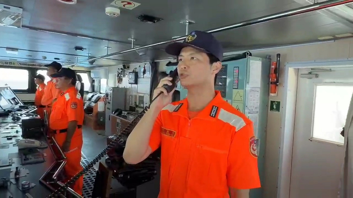 中國近期派遣海警船隻前往我國東側海域，對過往船隻進行監管並聲稱擁有該海域的控制權。隨後，我國海巡署、外交部等政府單位也先後採取行動，包含美國、英國、法國以及德國在內的多個國家也公開對相關行為進行譴責，認為北京可能破壞台海地區的穩定局勢。圖為應對中國海警船隻的海巡署隊員。 圖：海洋委員會海巡署／提供