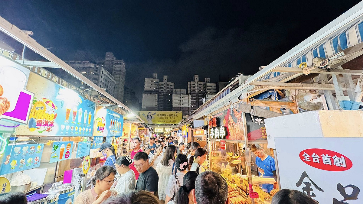 在高雄各大夜市中，瑞豐夜市以超過千家多元豐富的攤位聞名，成為外國觀光客最常造訪的夜間美食勝地。 圖：孫家銘／攝影（資料照）