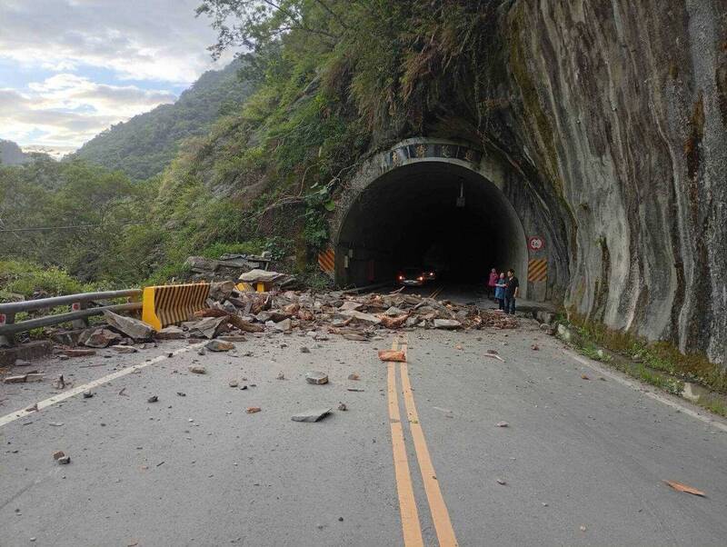 台東縣海端鄉台20線188K+500下馬路段、松濤隧道口，清晨發生邊坡坍方。 圖/公路局南分局提供