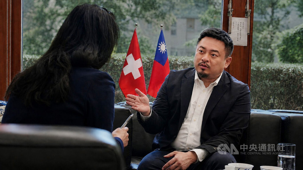 受到中國的排擠與打壓，在「一個中國」原則下，台灣無法成為「國際勞工組織」的正式會員國。國際勞工大會6月舉辦期間，勞動部首度舉辦「尊嚴勞動國際研討會」，勞動部長洪申翰首度赴瑞士出席會議。中央社記者郭芳君日內瓦攝  115年6月14日