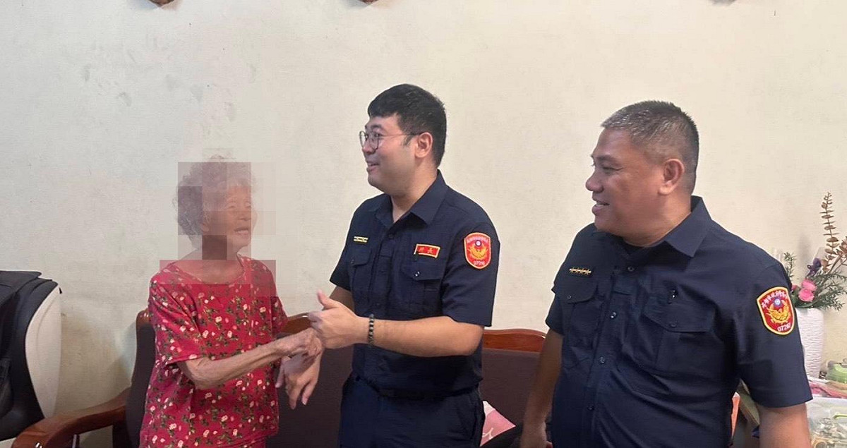 前鎮警方尋獲八旬老婦，讓焦急等待的家屬放下心中大石。 圖：高雄市警察局前鎮分局/提供