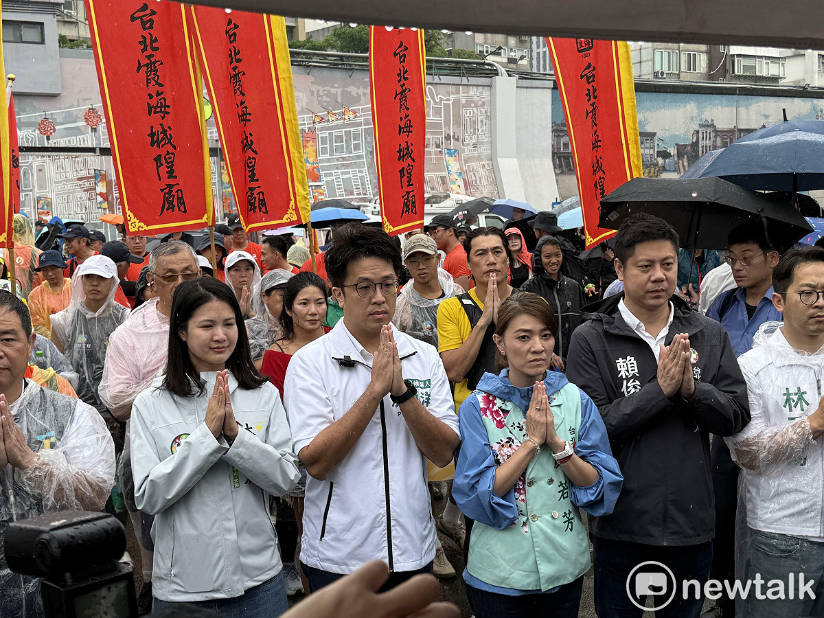 民進黨台北市長參選人沈伯洋（前排左2）與民進黨中山大同區議員林亮君（前排左1）、顏若芳（前排右3）及議員參選人林子揚（前排右1）、賴俊翰（前排右2）都出席。 圖：周煊惠 / 攝