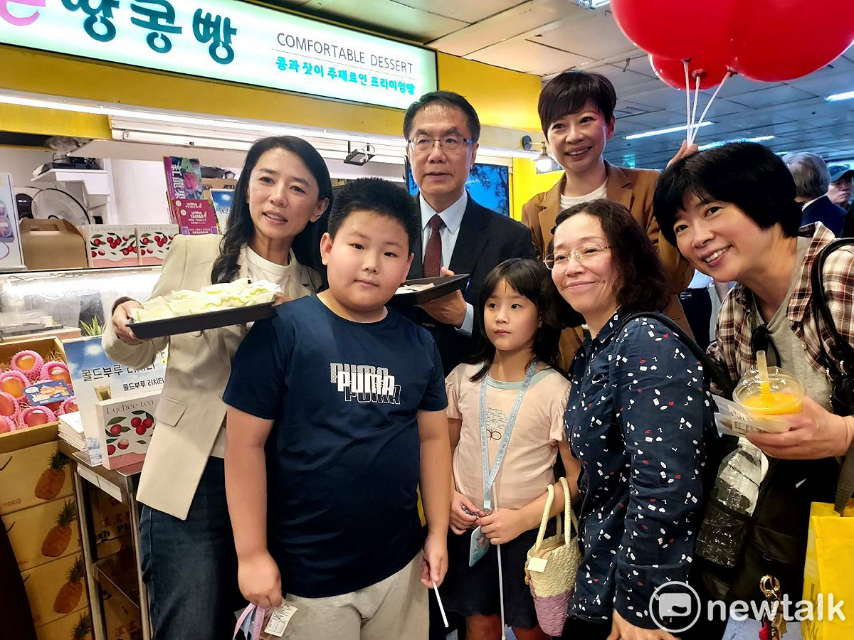 為持續拓展韓國市場並提升臺南農特產品國際能見度，臺南市長黃偉哲率團前往首爾地鐵站，舉辦「臺南農特產品展售快閃活動」，市議員陳怡珍與周麗津共同出席此活動。 圖：台南市政府提供