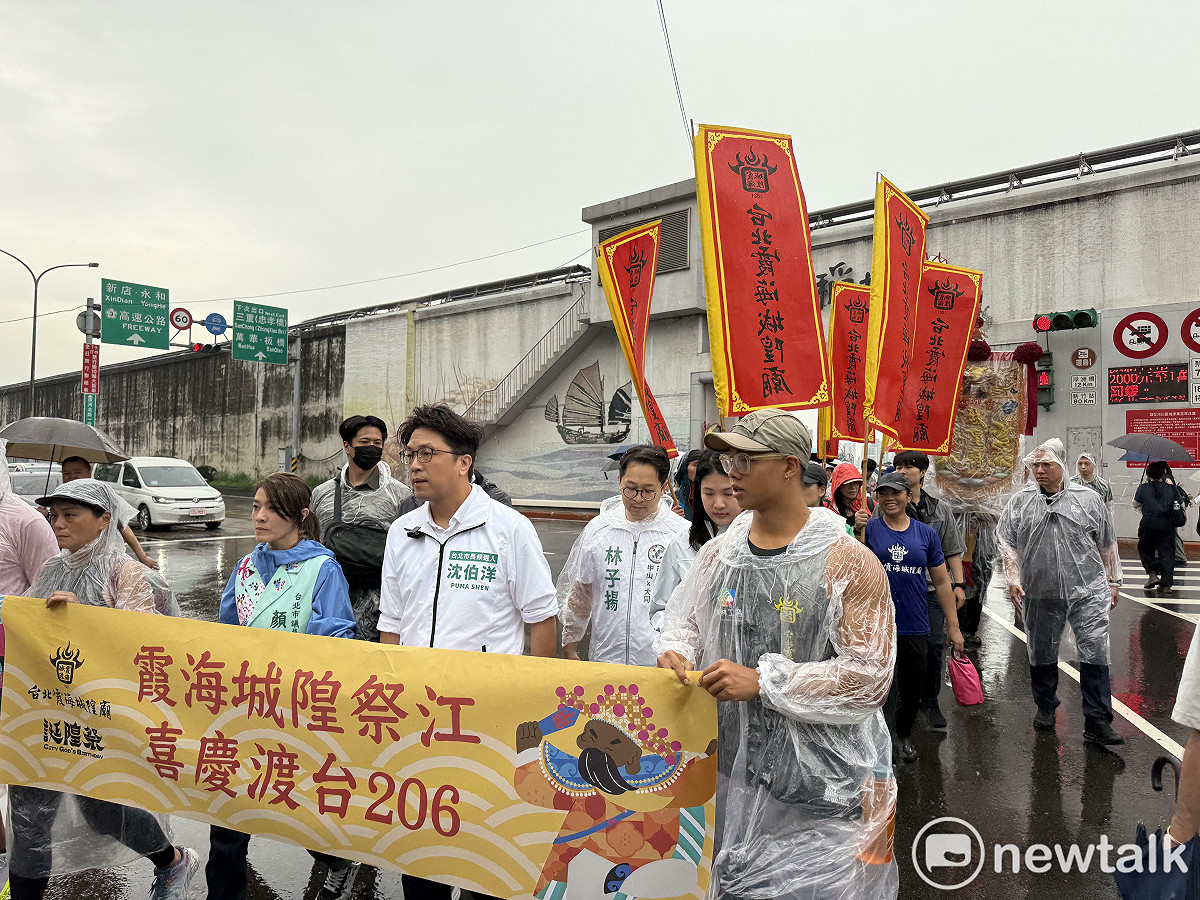 民進黨台北市長參選人沈伯洋今出席大稻埕碼頭祭江儀式。 圖：周煊惠 / 攝