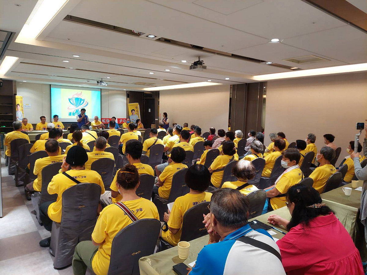 台南市議員參選人許又仁推動成立的「運動ㄟ少年」團隊，今日在徠歸仁飯店召開成立大會，正式成軍。會中集結南關線在地體育團體、運動團隊成員，宣示共同推動南關線運動發展、厚實基層運動力量。 圖：許又仁服務處提供