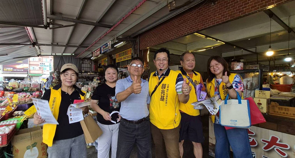 薛兆基(右三)在林靜宏(左三)帶領下，第三度深入左營最具代表性的哈囉市場。 圖：薛兆基競總/提供