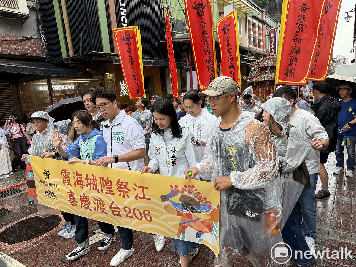 民進黨台北市長參選人沈伯洋今出席大稻埕碼頭祭江儀式。 圖：周煊惠 / 攝