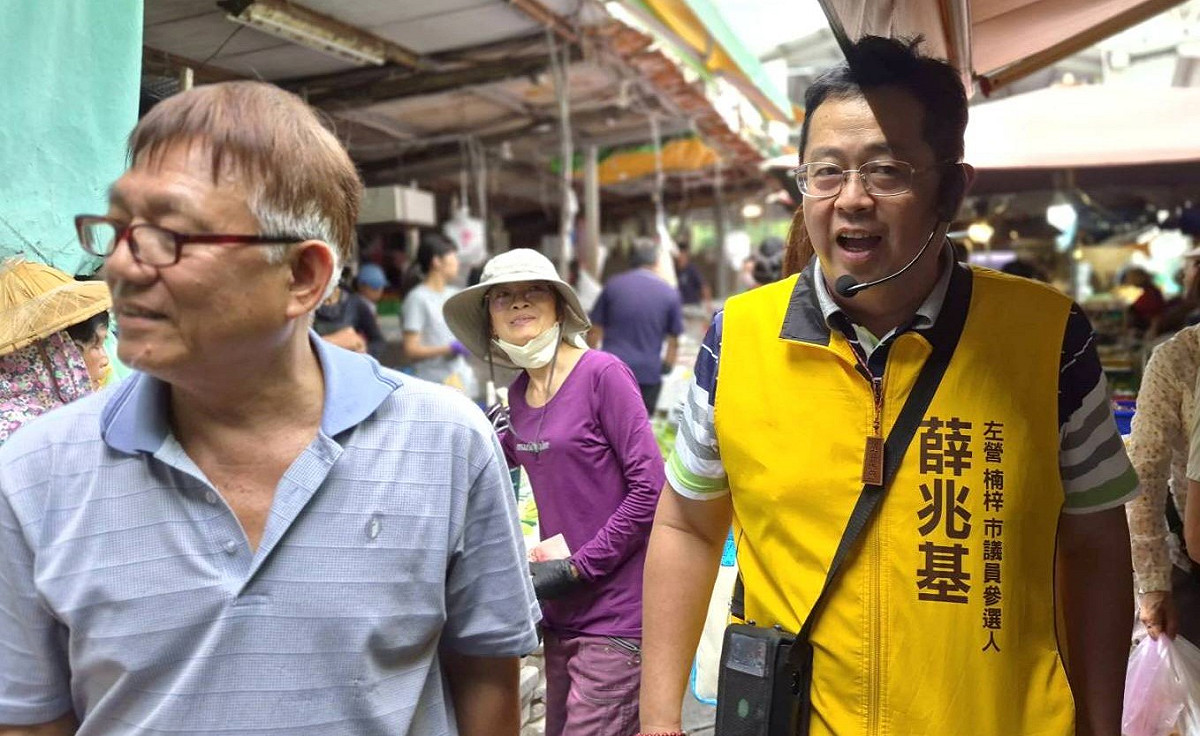 林靜宏(左)帶著薛兆基(右)深入哈囉市場拉票。 圖：薛兆基競總/提供