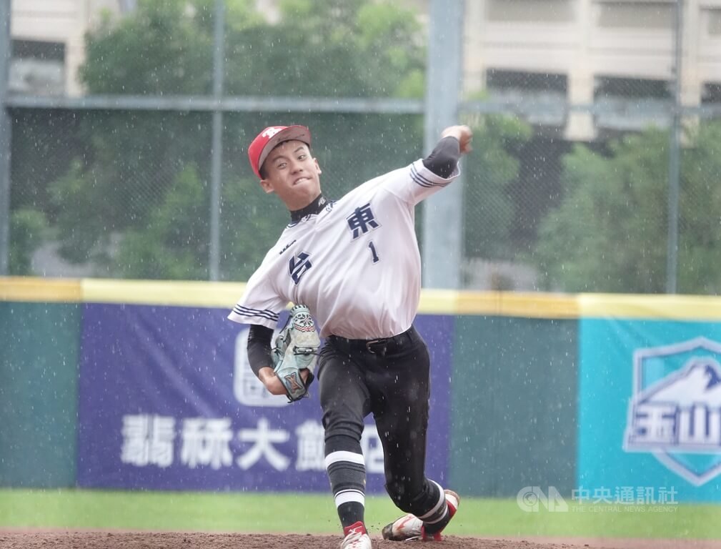 115年玉山盃青棒賽台東縣14日與花蓮縣交手為投手戰，台東縣先發左投曾睿豪（圖）6局無失分，展現壓制力，台東終場以1比0拿勝，曾睿豪畢業也將挑戰中職選秀。中央社記者謝靜雯攝 115年6月14日
