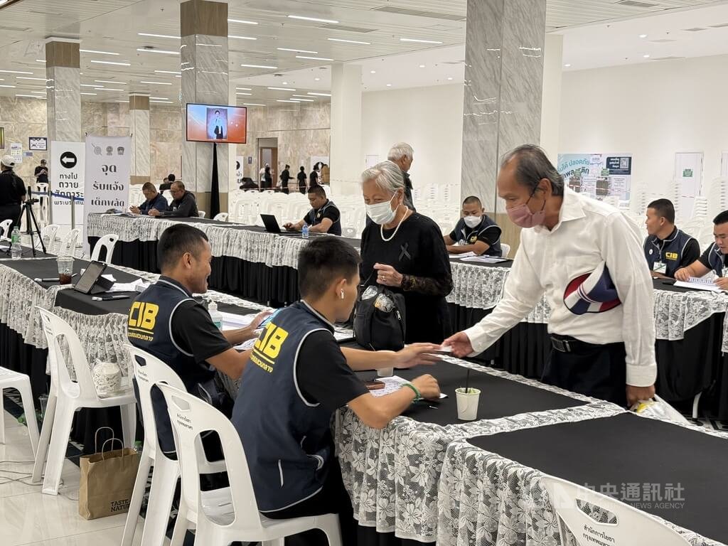 前往悼念泰國長公主的民眾在大皇宮外完成登記後，依序進入大皇宮簽署弔唁冊。 圖：中央社提供